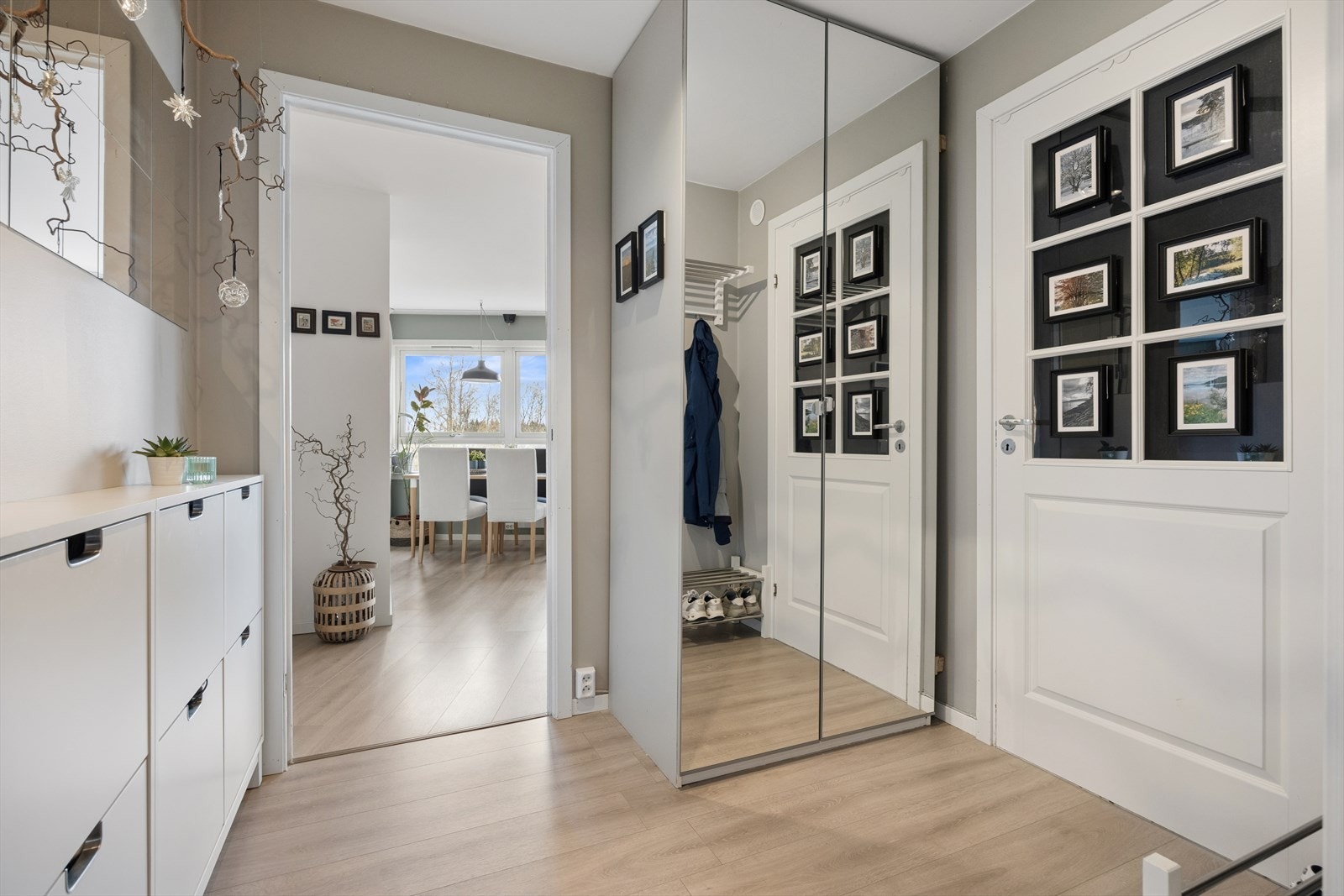 Gangen har gode oppbevaringsmuligheter og en stor speilgarderobe som gir en god romfølelse. Galleribilde