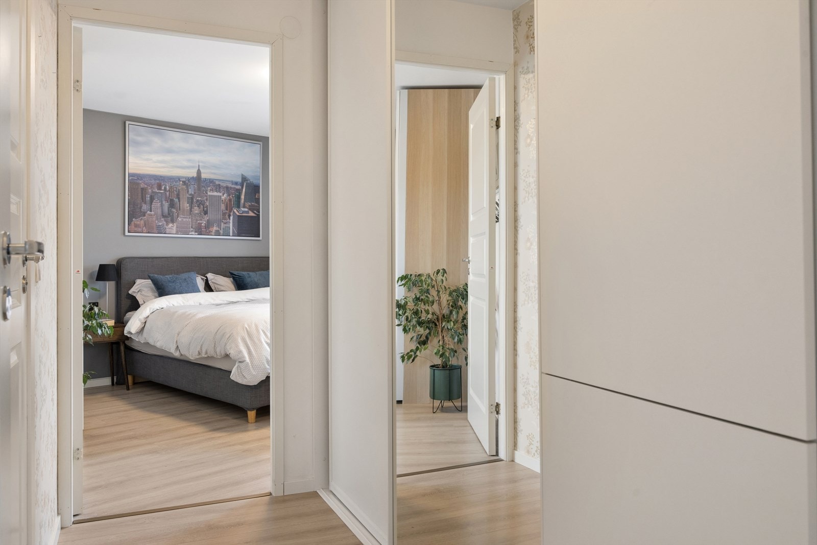 I mellomgangen mellom stuen og soverommet har man adkomst til badet og en romslig skyvedørsgarderobe. Galleribilde