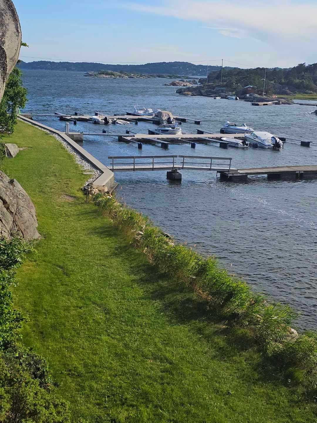 Med hytta følger båtplass i et solid, felles bryggeanlegg - en kort spasertur unna. Galleribilde
