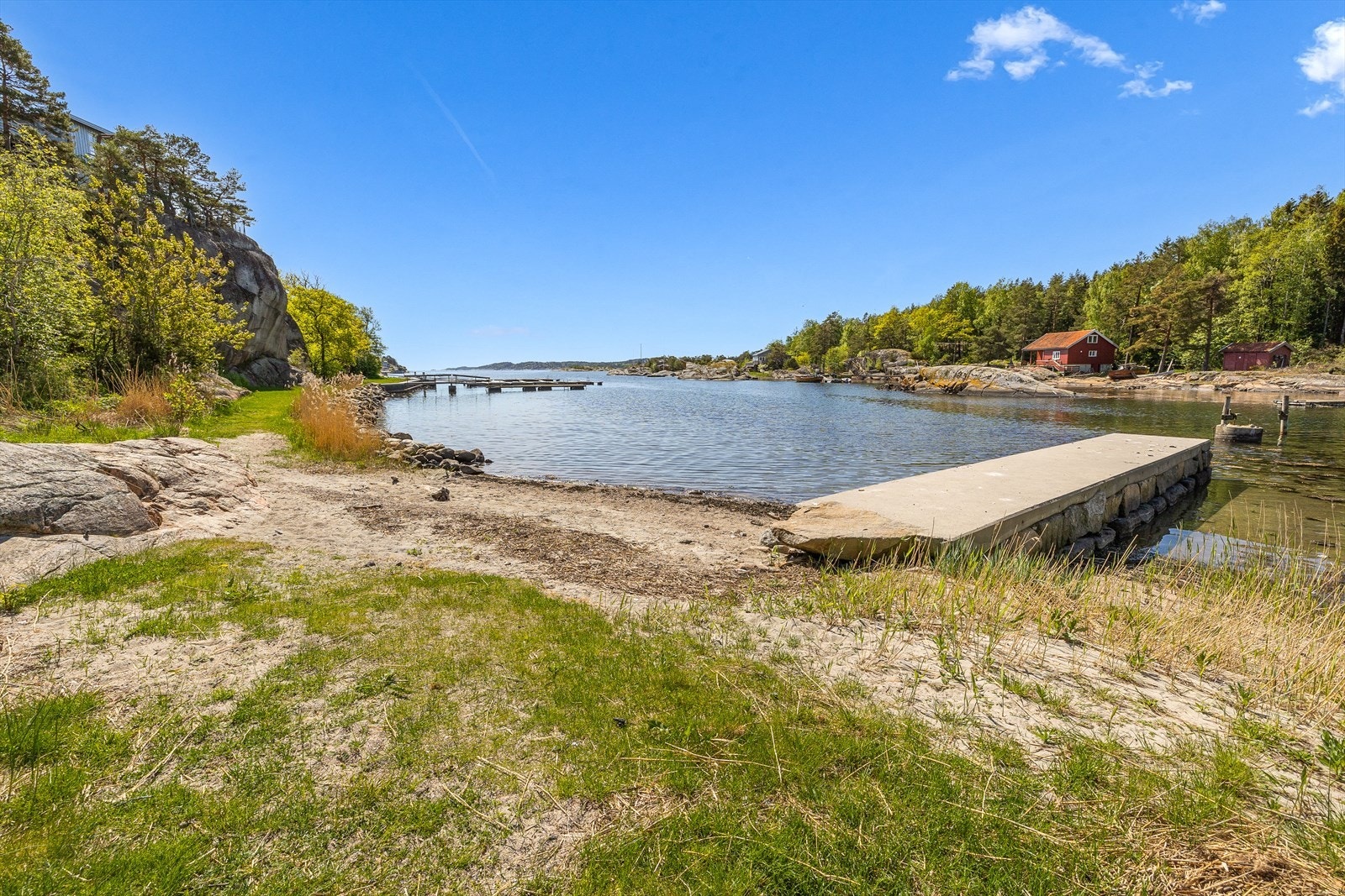 Ved sjøen finnes det sandstrand og fine bademuligheter Galleribilde