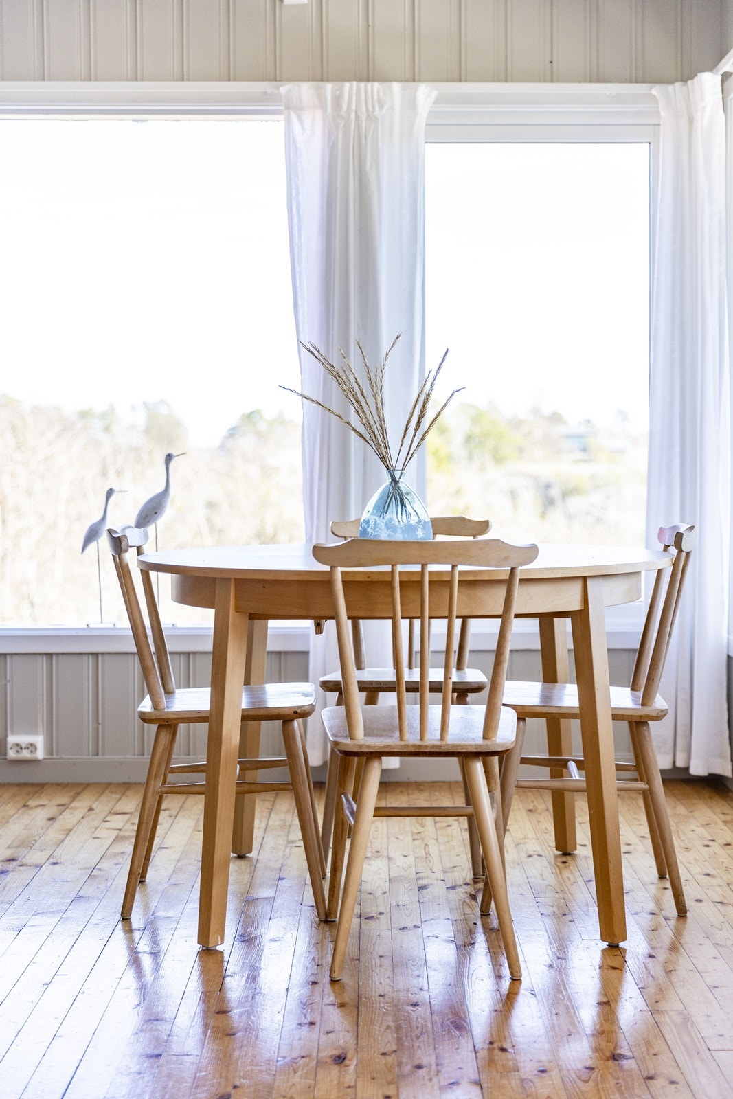 Spiseplassen er rammet inn av store vindusflater som slipper inn rikelig med dagslys. Galleribilde