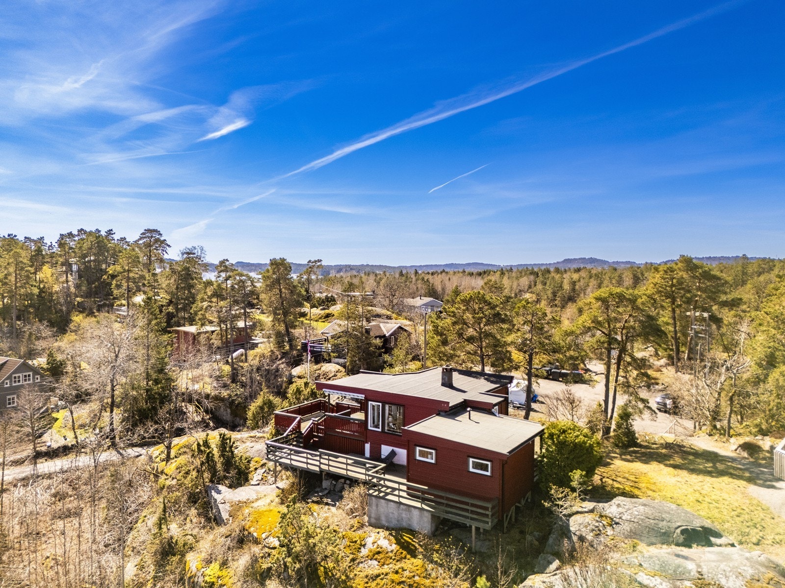 En lys og hyggelig hytte som ligger luftig og åpent på en naturtomt, fundamentert på fjell. Galleribilde