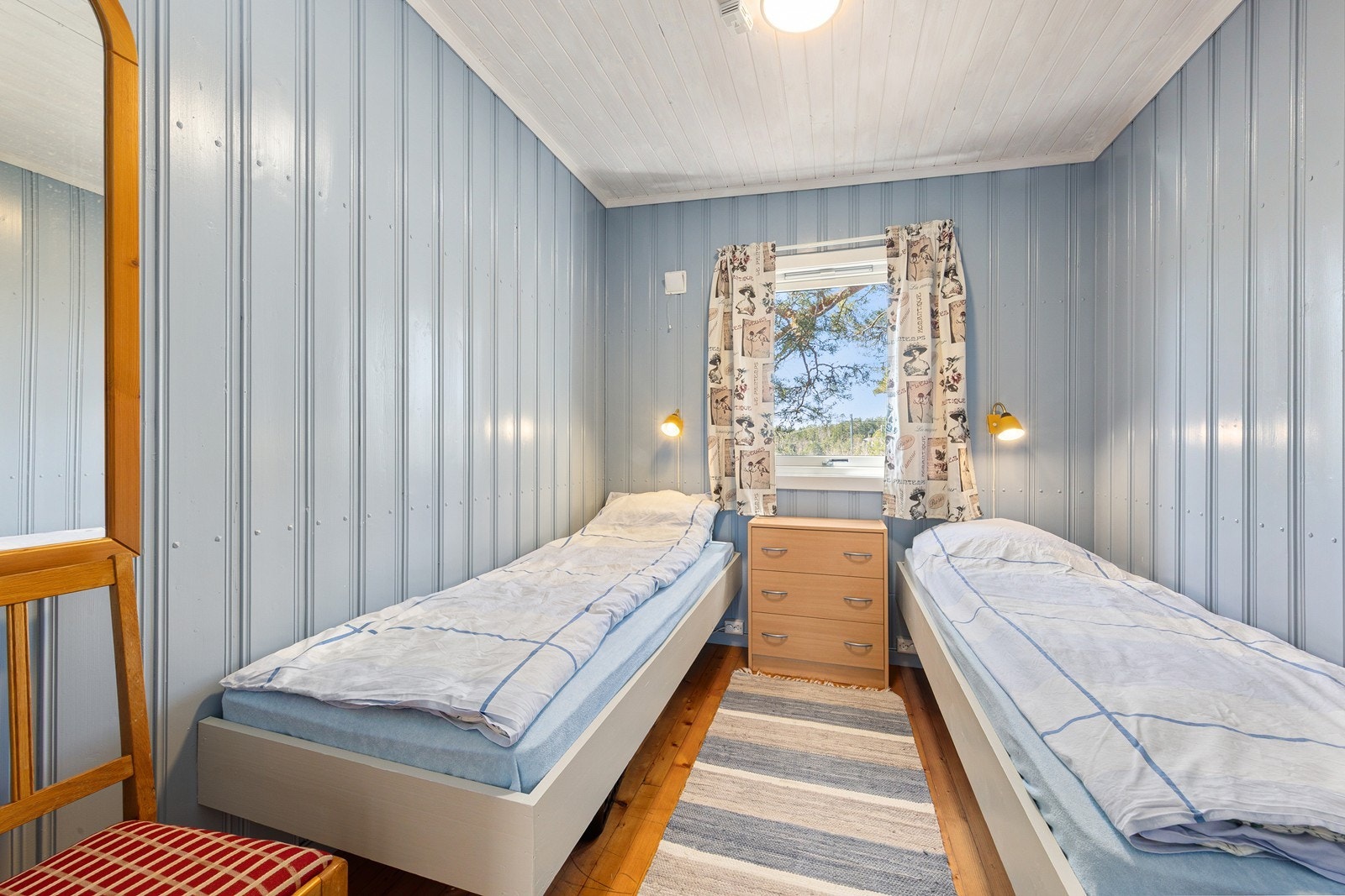 Det andre soverommet i hoveddelen, praktisk innredet med to enkeltsenger. Galleribilde