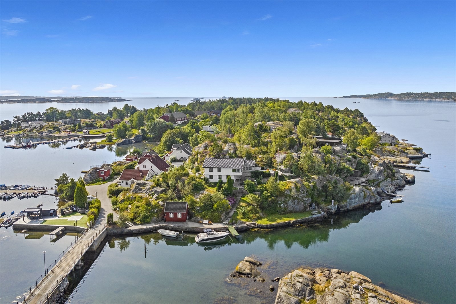 Fra hytta er det kun en spasertur ut til idylliske Natholmen Galleribilde