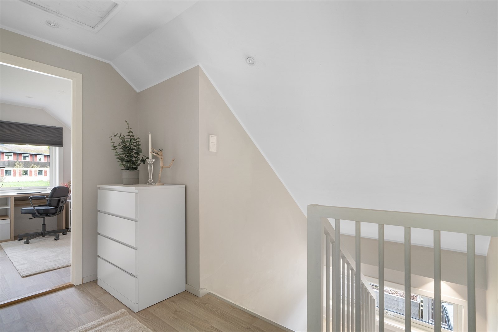 I 2 etasje er det 3 soverom, bad, gang, bodplass og adkomst til loft Galleribilde