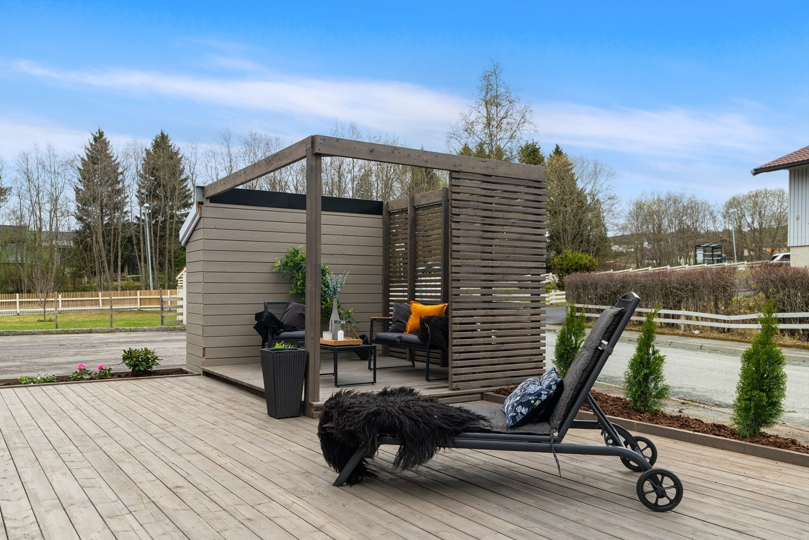 Pergola med søppelskur i bakkant Galleribilde