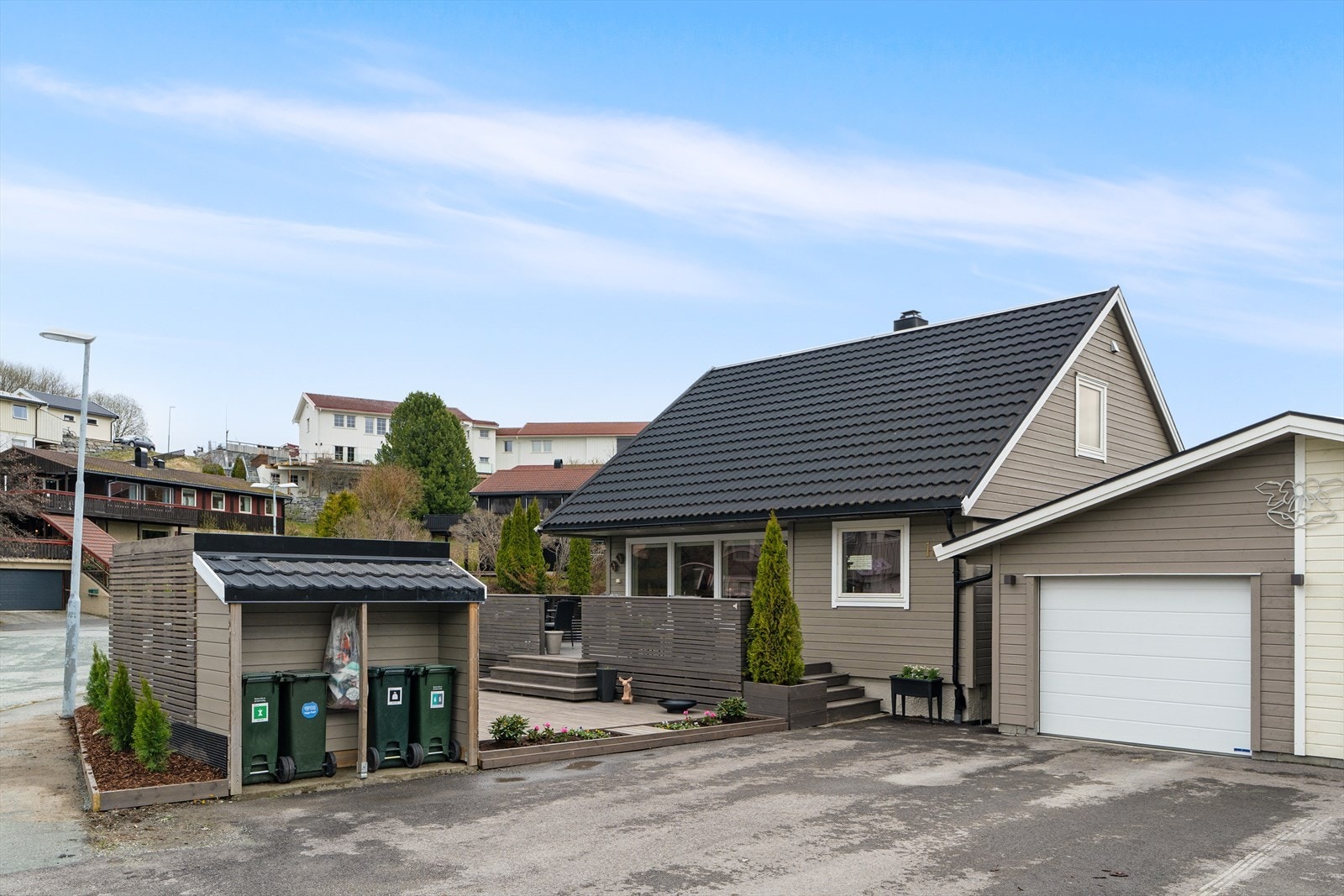 Garasjen har el-billader og lagringsplass på hems Galleribilde