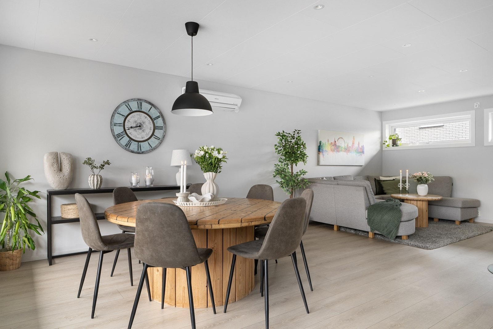 Stor og lys stue. Lampe over spisebord medfølger Galleribilde