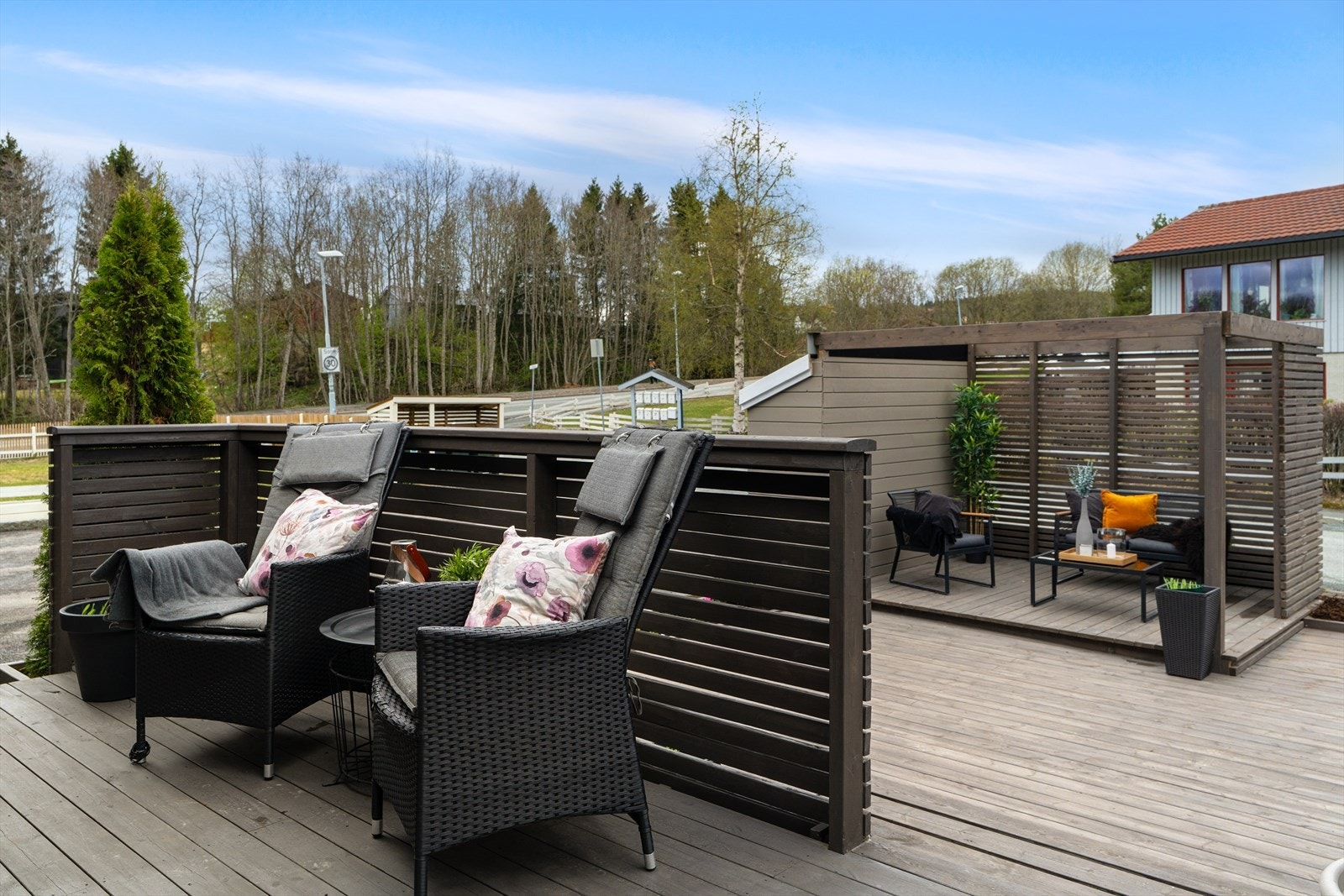 Fine utearealer med terrasser og pergola. Flat plen på kortenden av huset Galleribilde
