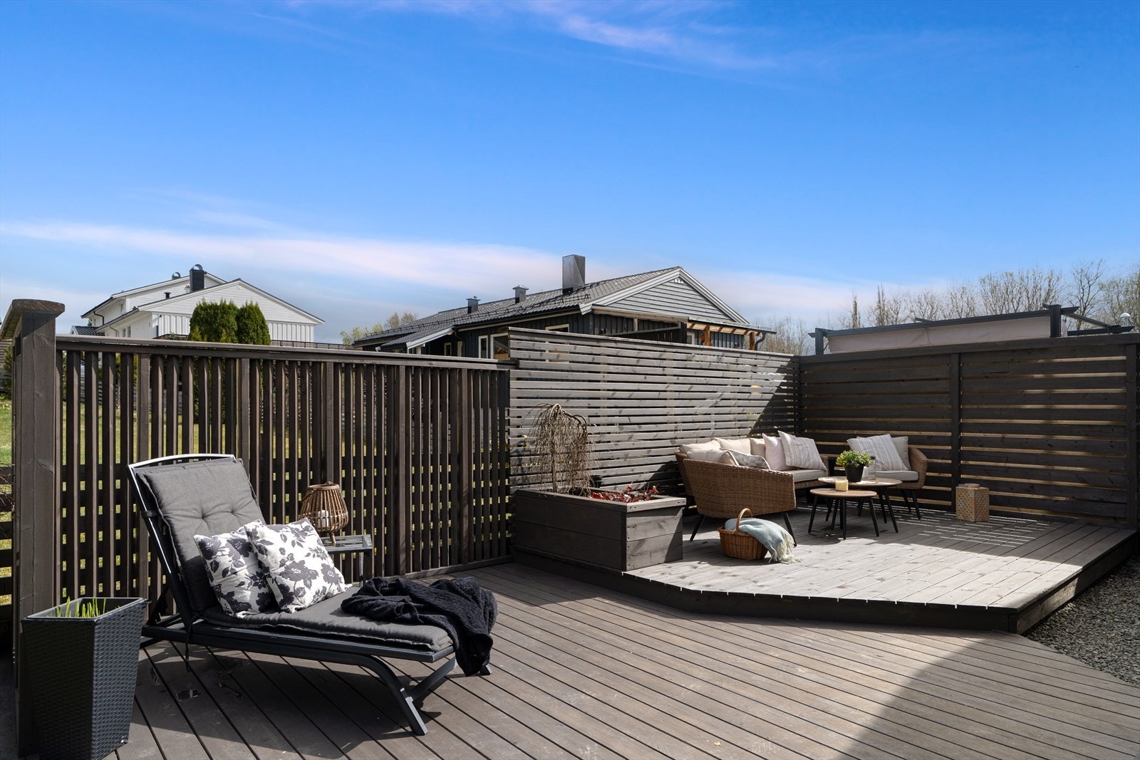 På baksiden er det terrasse på 31 kvm, som oppleves som lun og skjermet Galleribilde