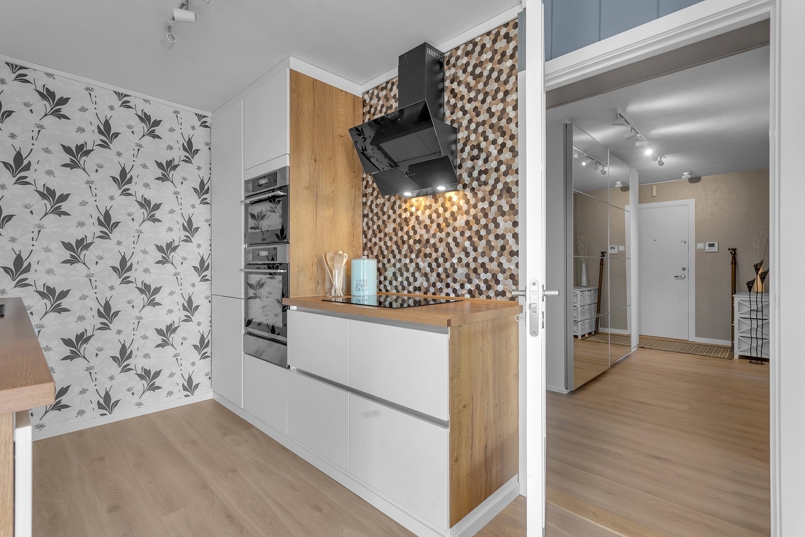 Integrerte hvitevarer med platetopp, komfyr, kombi micro/stekeovn, oppvaskmaskin, kombiskap med kjøleskap og frys. Galleribilde