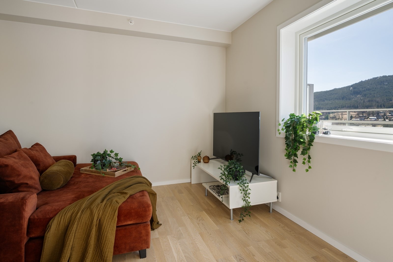 Leiligheten har en egen, mindre stue som kan fungere som TV-rom eller lekerom. Galleribilde