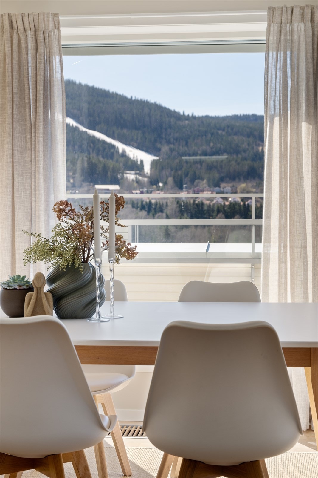 Vinduer mot vest i stuen har utvendig solskjerming. Galleribilde