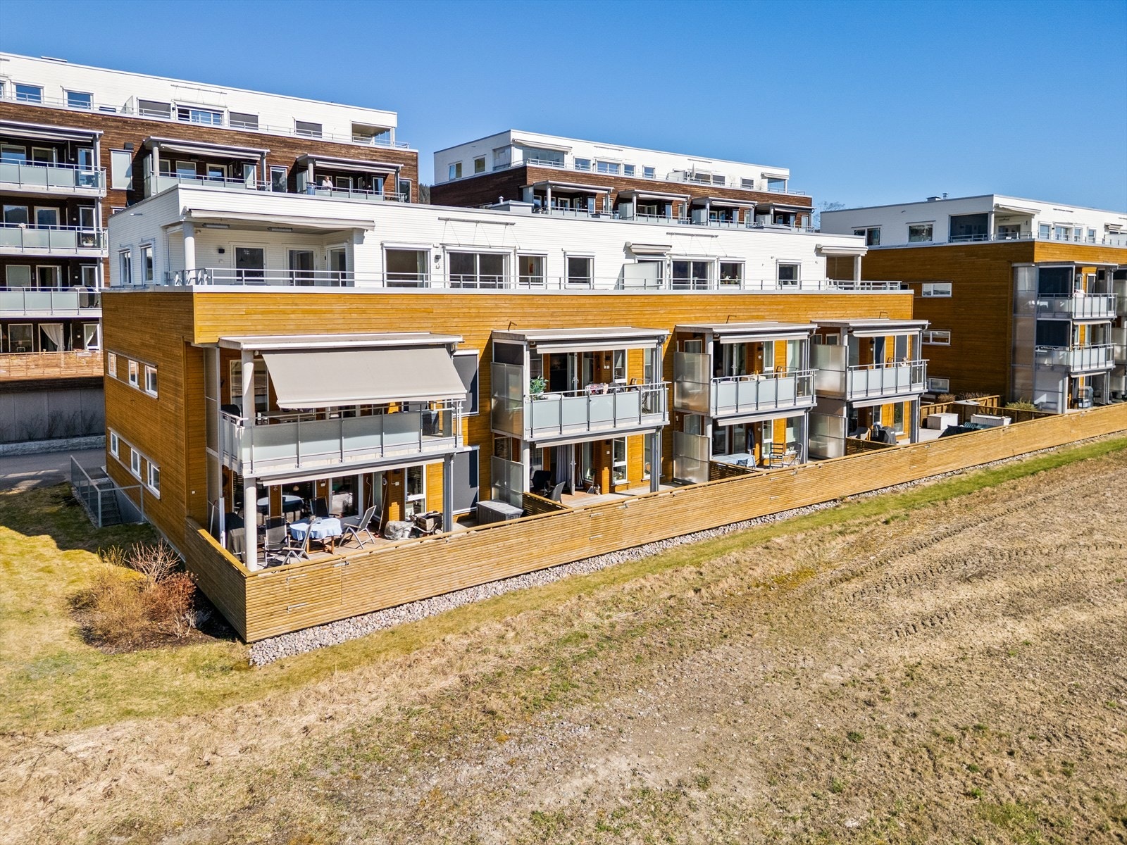 Bygningsmassen er moderne og ligger i et etablert og rolig nabolag. Galleribilde