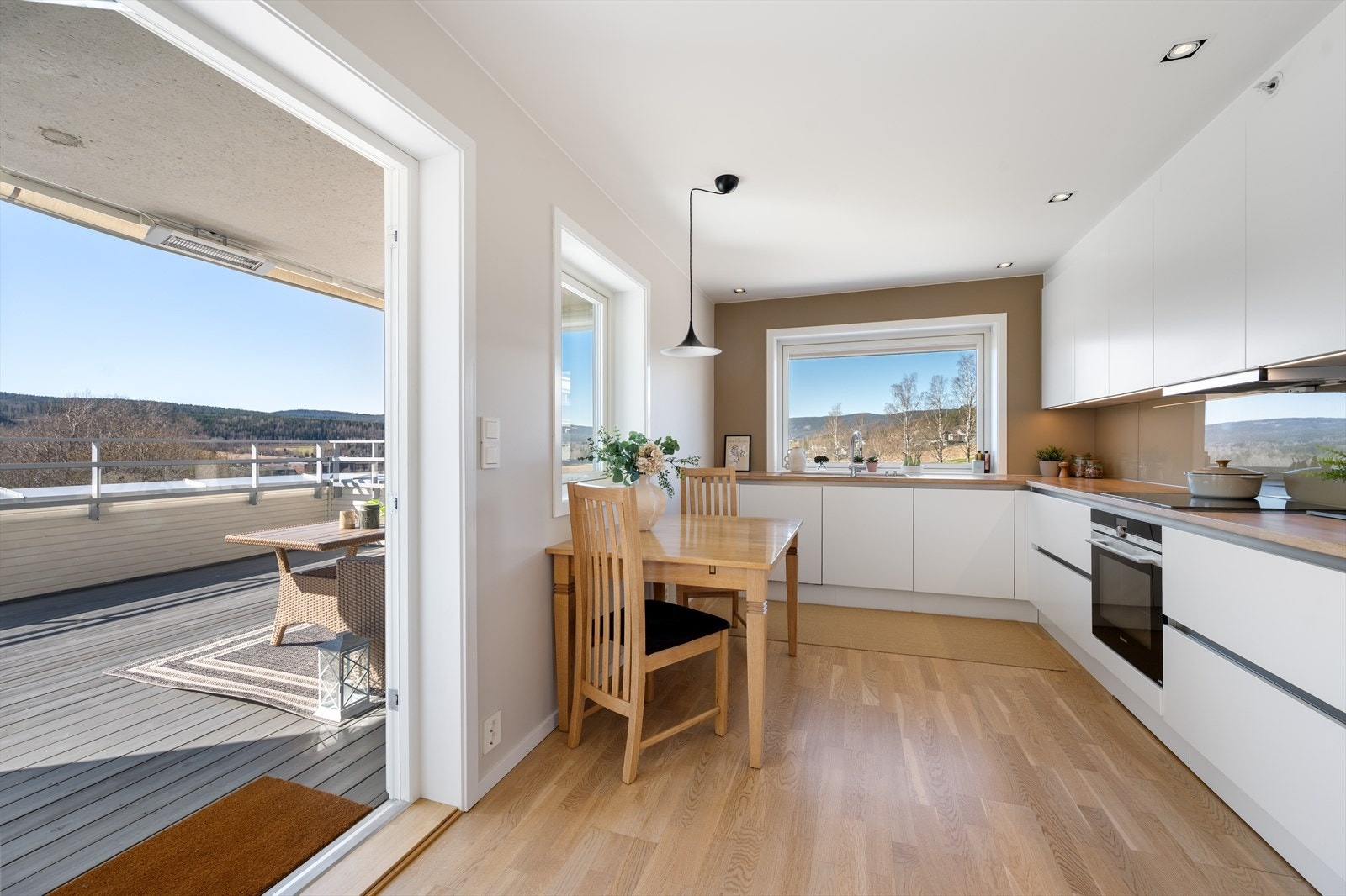 Kjøkkeninnredning fra HTH med benkeplate i heltre og direkte utgang til den store terrassen. Galleribilde