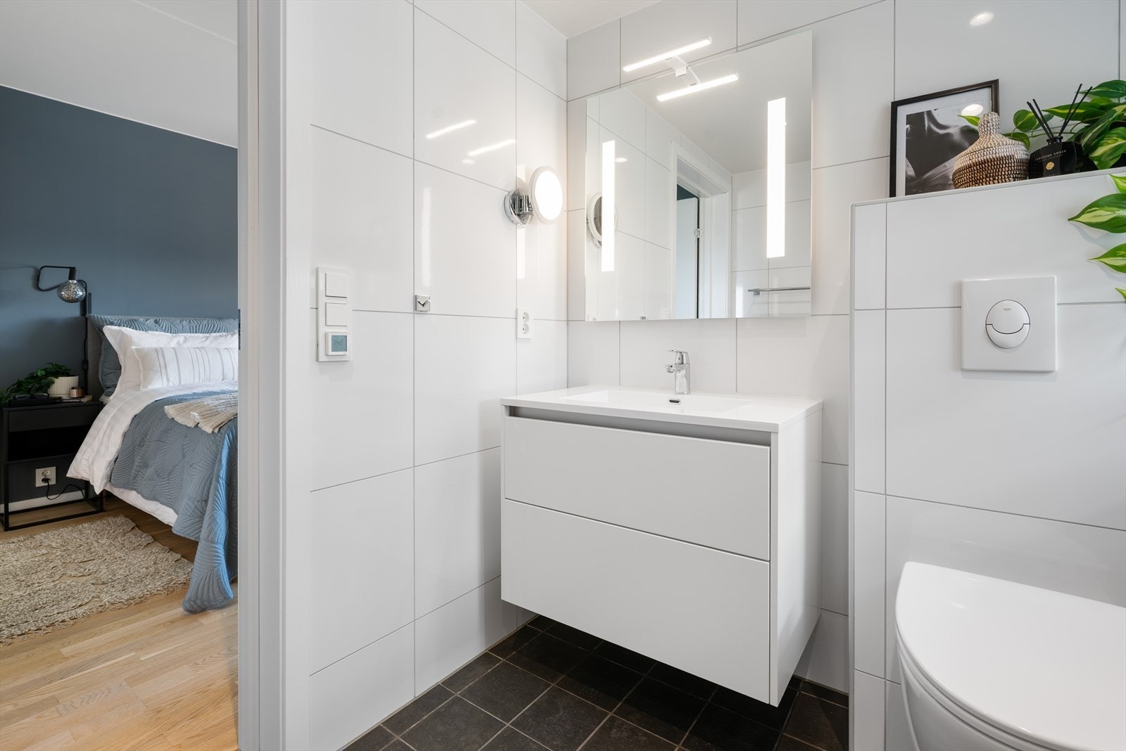 Badet tilknyttet hovedsoverommet har innredning med nedfelt servant og veggmontert toalett. Galleribilde