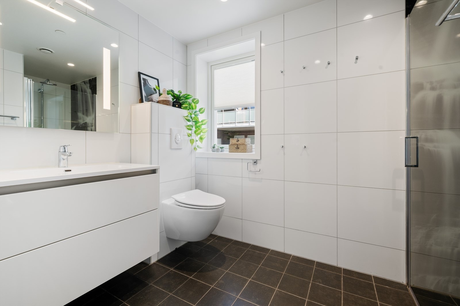 Dette badet har fliser på vegger og gulv, med elektriske varmekabler. Galleribilde