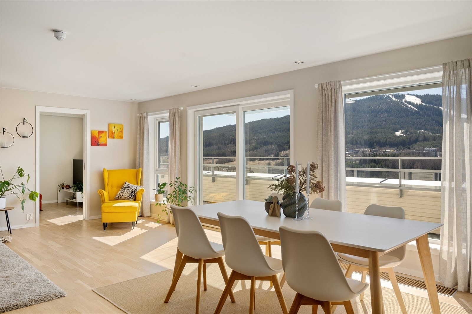 Spisestuen er en naturlig del av den åpne løsningen, med god plass til store selskaper. Galleribilde