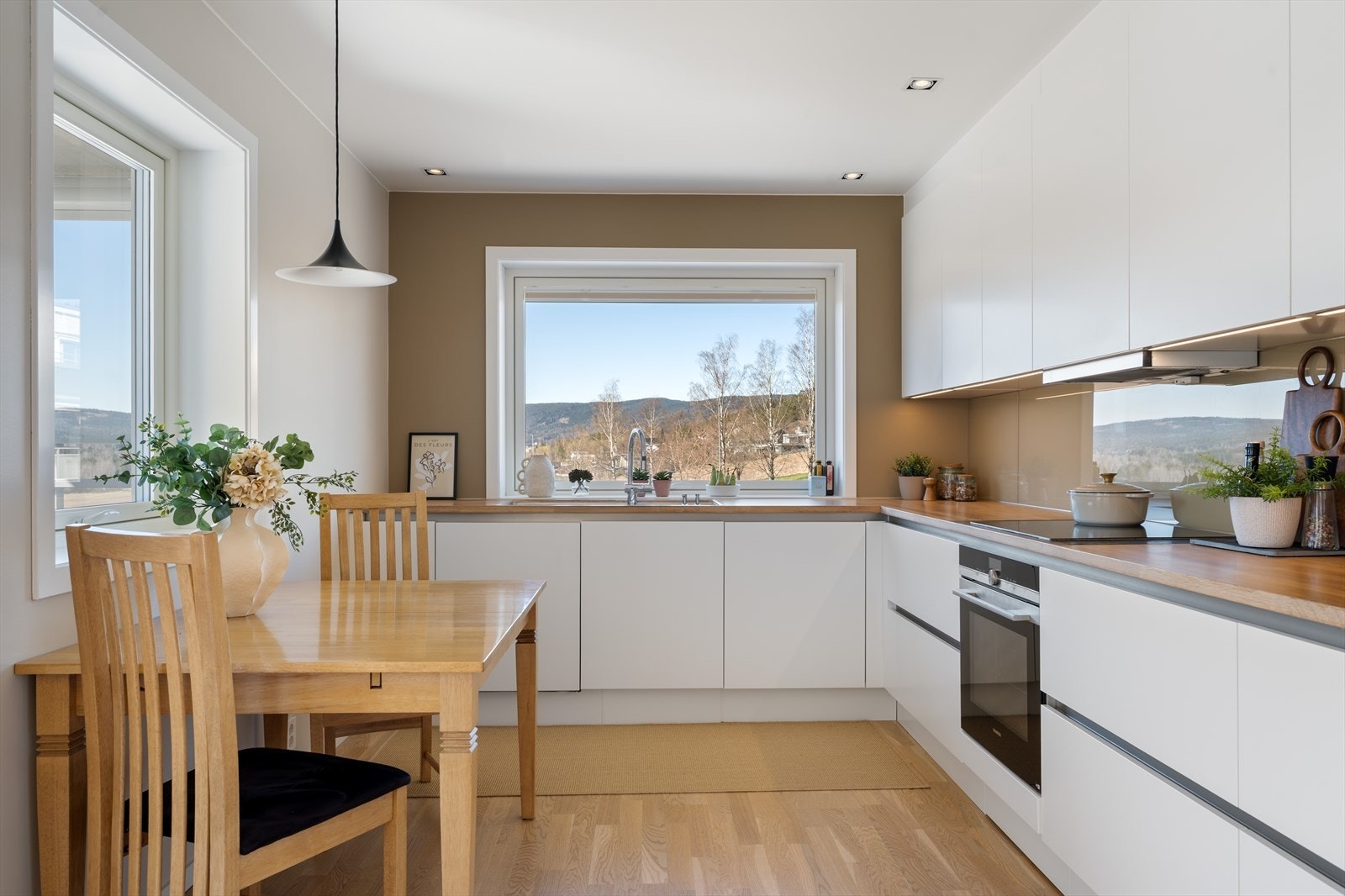 Kjøkkenet er utstyrt med induksjonstopp, stekeovn og oppvaskmaskin. Avtrekk er koblet til det balanserte ventilasjonsanlegget. Galleribilde