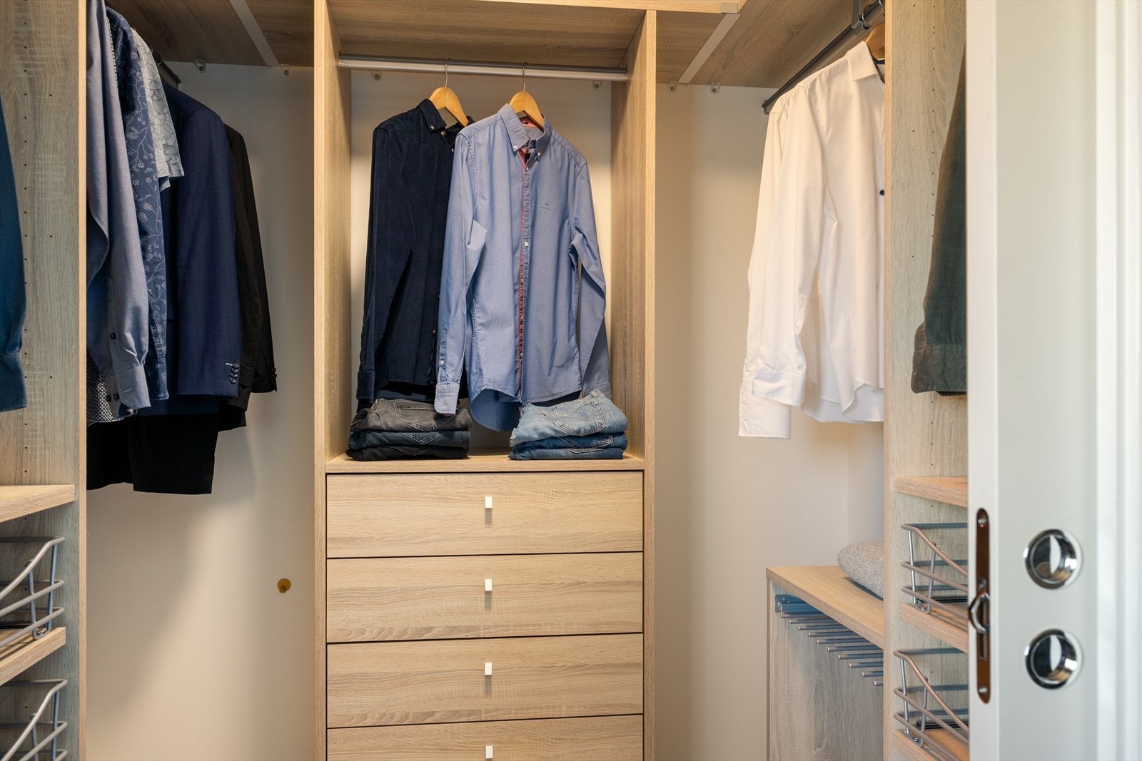 Omkledningsrommet gir rikelig med plass til garderobe. Galleribilde