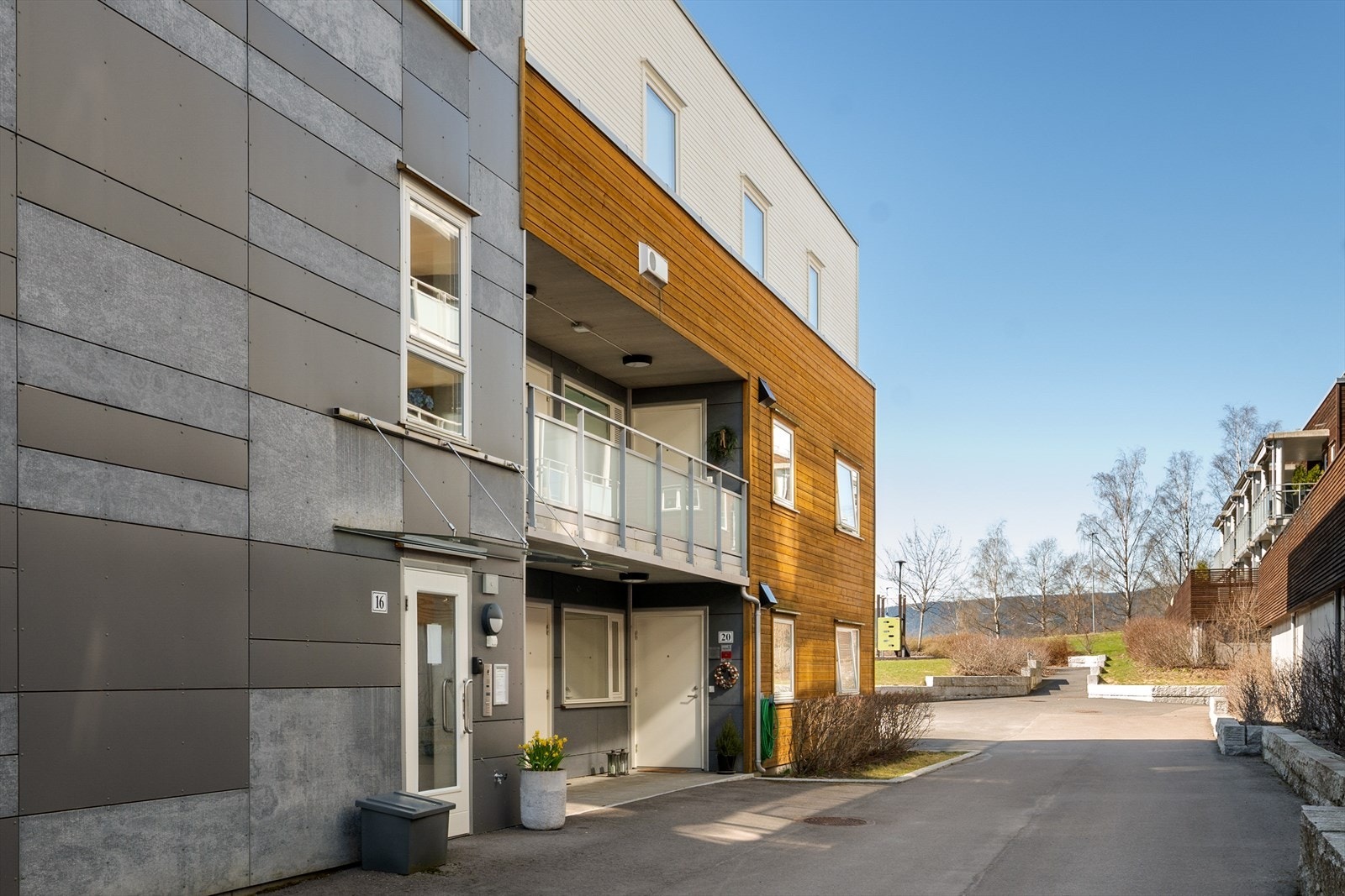 Leiligheten ligger i 3. etasje i et boligbygg oppført i 2017. Galleribilde