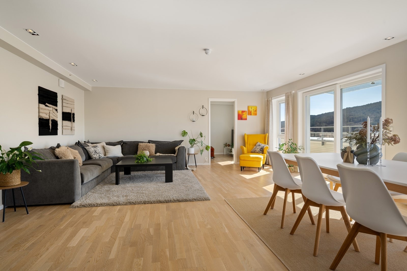 En moderne og romslig leilighet på 140 m² fra 2017, med åpen stue- og kjøkkenløsning. Galleribilde