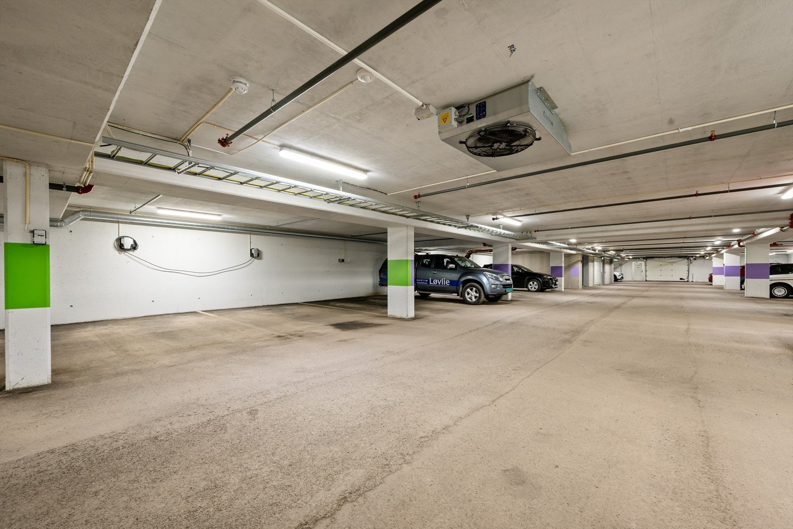 Det medfølger to parkeringsplasser med to elbilladere i felles garasjeanlegg. Galleribilde