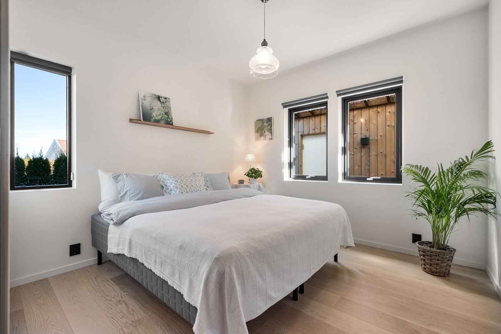 Etasjen rommer tre gode soverom, alle med parkett på gulv og malte, slette vegger. Galleribilde