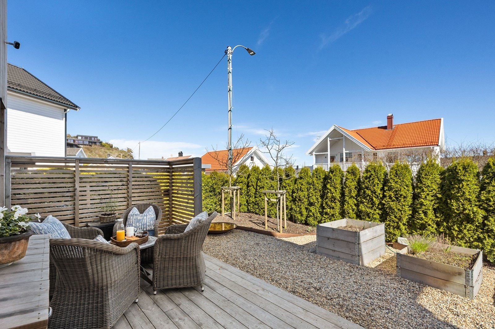 Det er flere hyggelige sittegrupper rundt boligen. Galleribilde