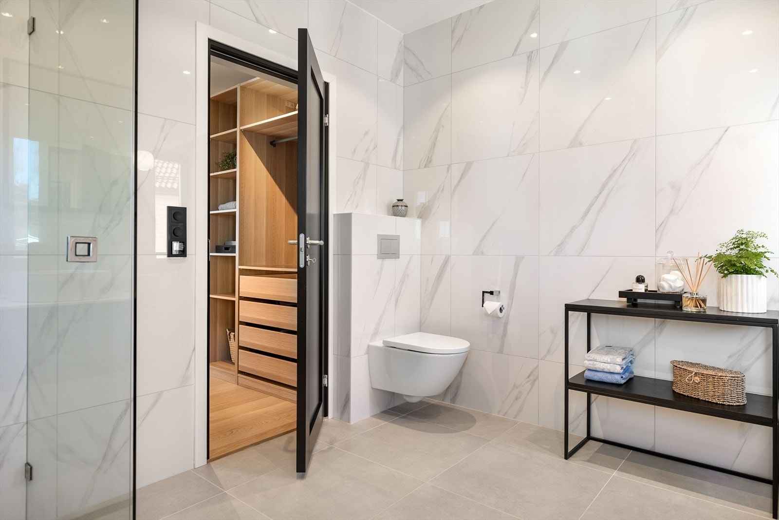 Fra badet er det direkte inngang til walk-in closet, noe som skaper en svært praktisk og privat sone. Galleribilde