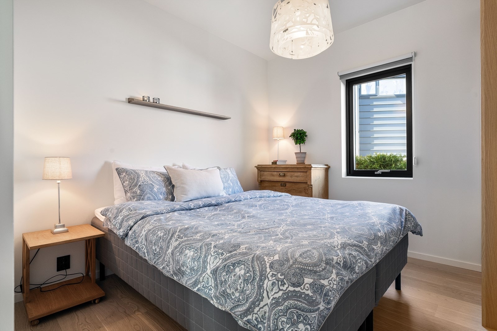 Etasjen rommer tre gode soverom, alle med parkett på gulv og malte, slette vegger. Galleribilde