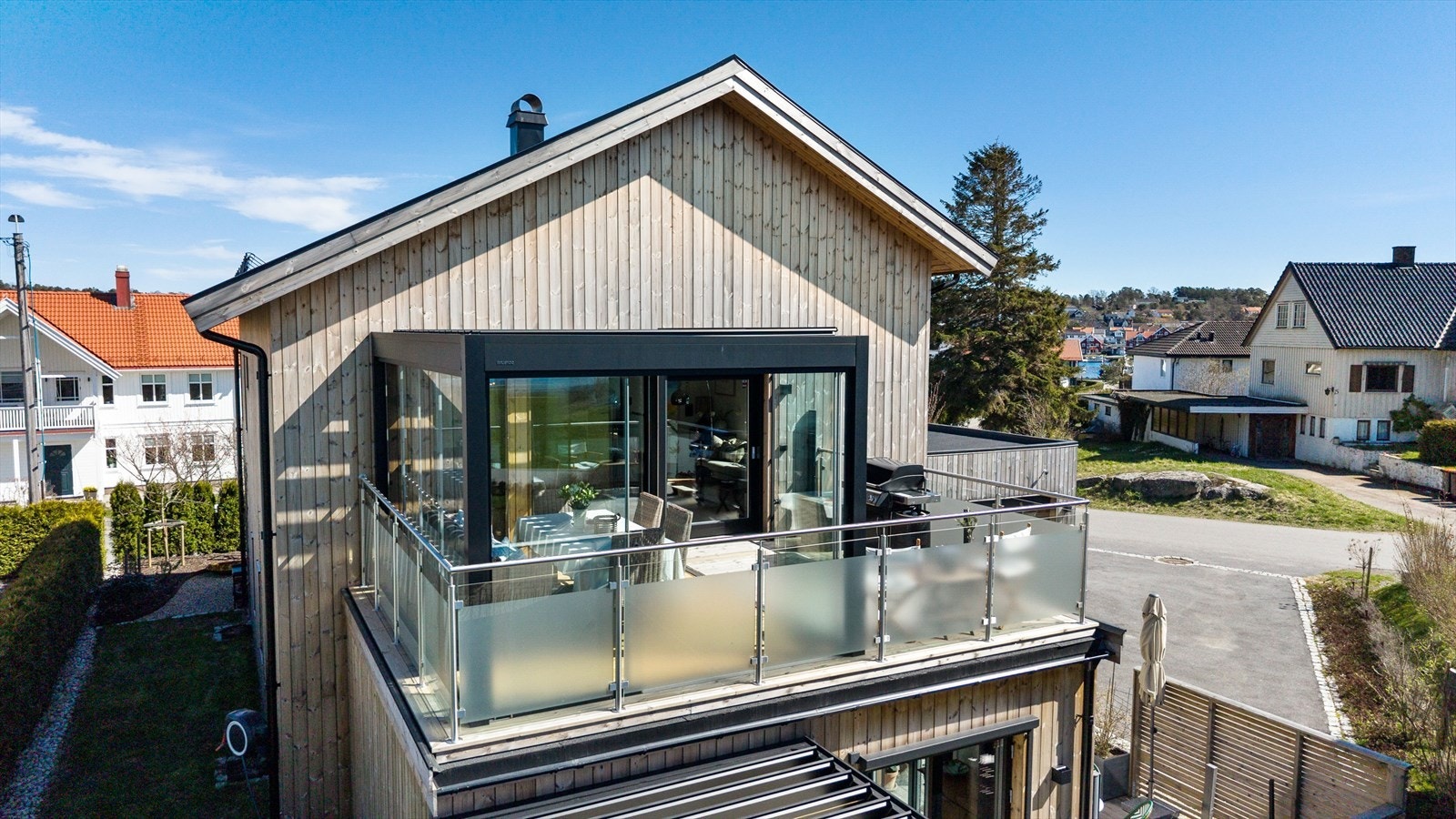 Fra andre etasje har du utgang til en stor terrasse med en innglasset del, som gir en flott utsikt mot sjøen. Galleribilde