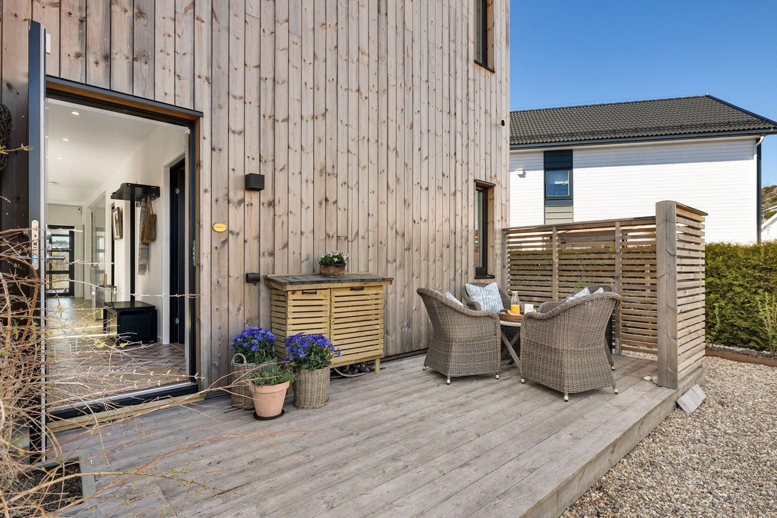 Inngangspartiet er overbygd og har en terrasseplatting. Til høyre inn gangen er vaskerommet Galleribilde