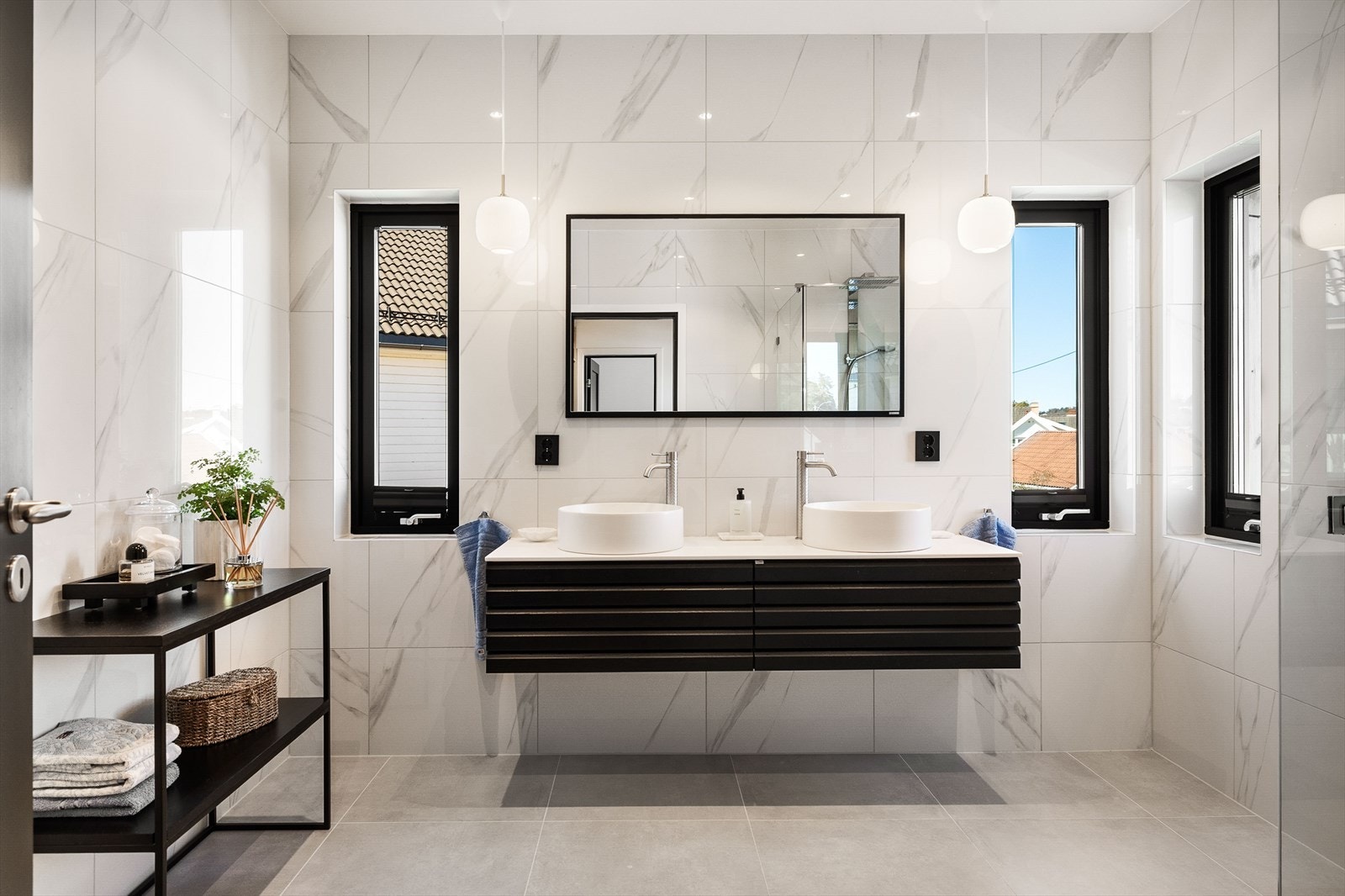 Hovedbadet er elegant utført med delikate fliser, dobbel servant, gulvvarme og en romslig dusjnisje med Hansgrohe Raindance waterfall Galleribilde