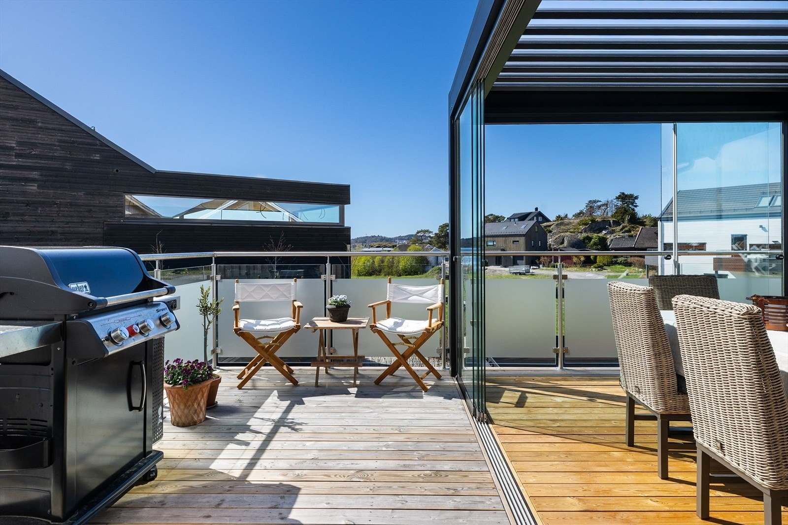 Utenfor den innglassede delen er det en åpen terrasse med god plass til grill og sittegruppe. Galleribilde