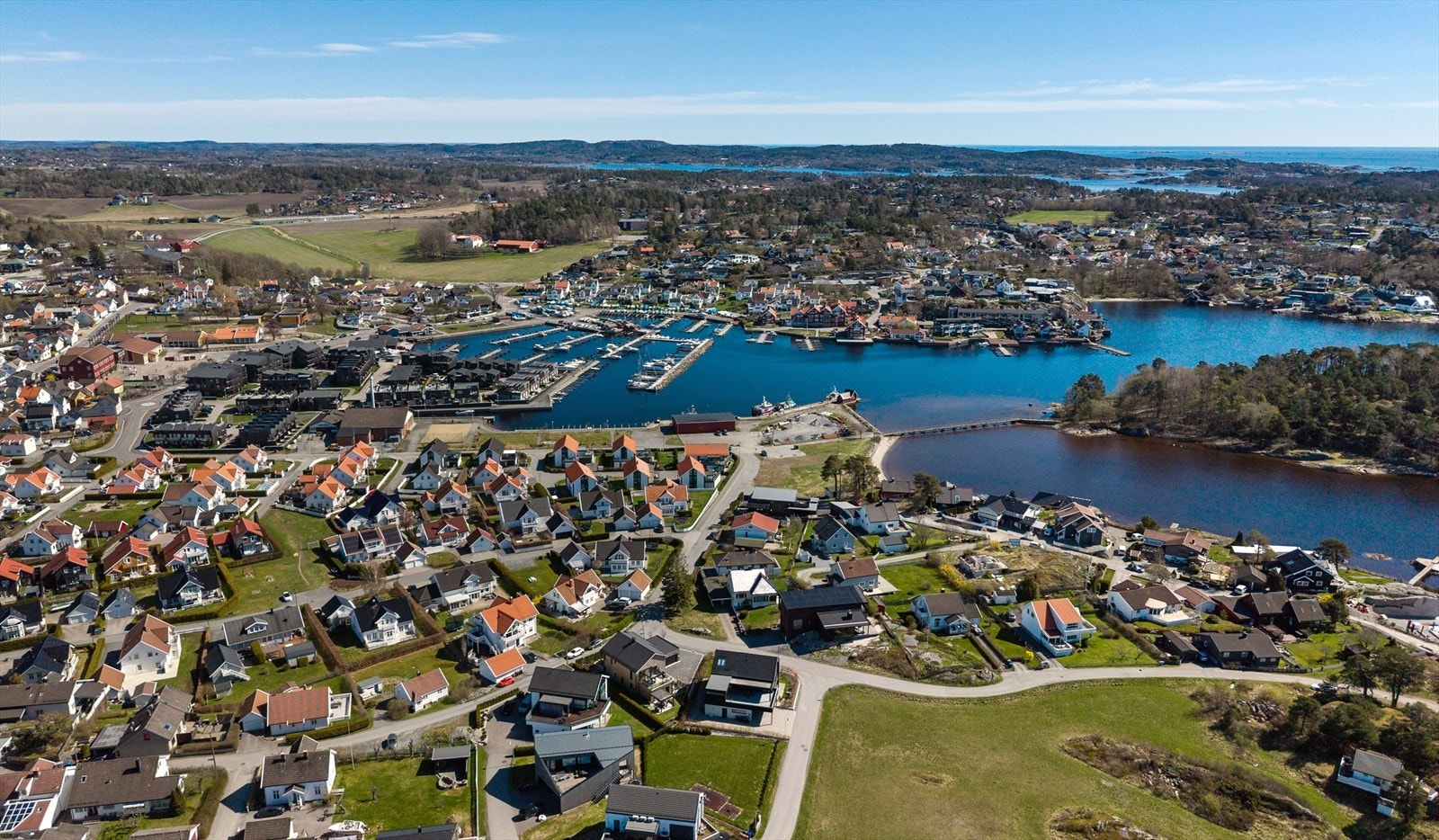 Båthavnen ligger like ved, noe som gir unike muligheter for båtliv og aktiviteter på sjøen. Galleribilde