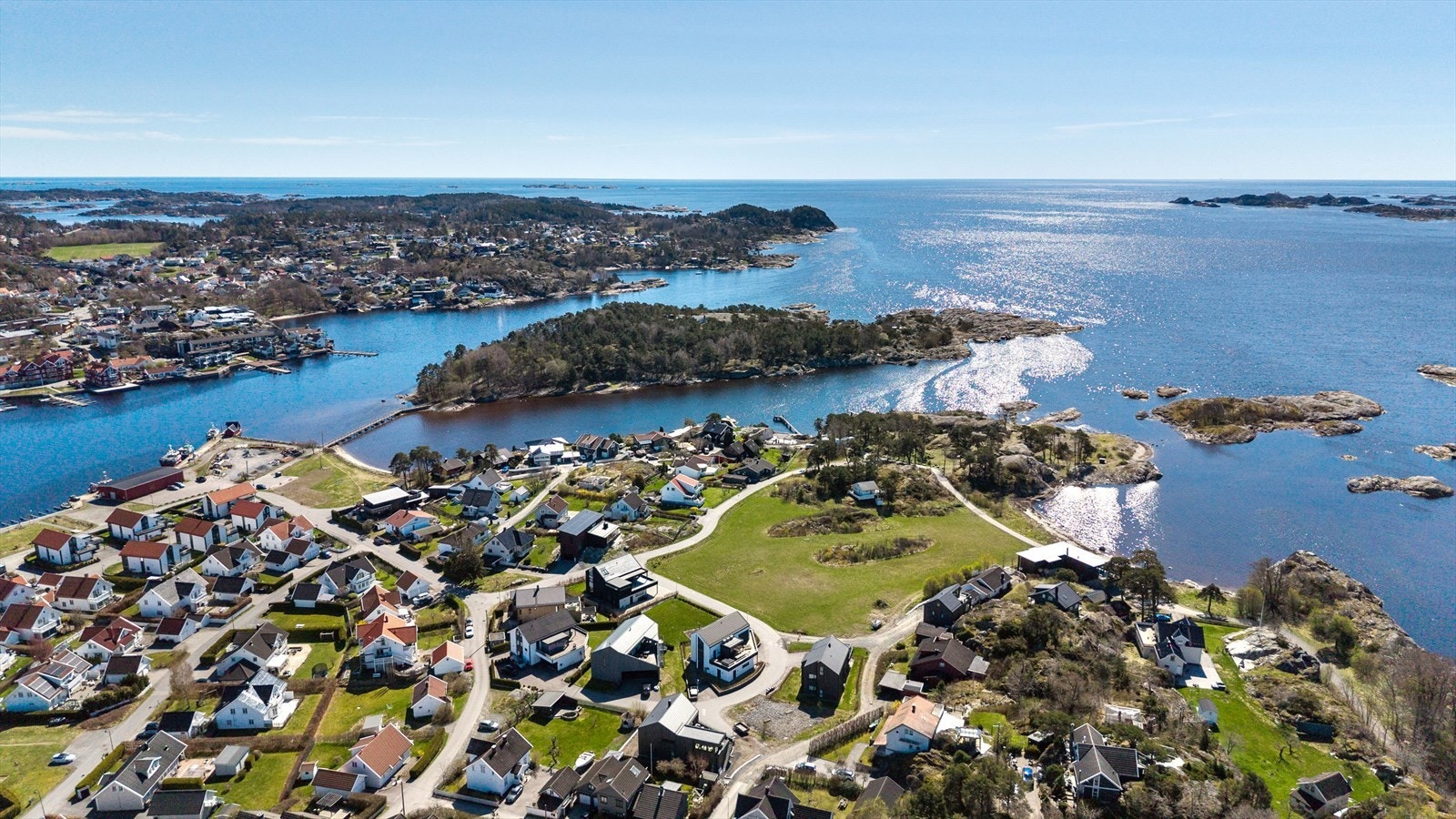 Området byr på flotte turmuligheter langs kysten. En kort spasertur tar deg til Østre Halsen skole, og det er flere barnehager i gang- og sykkelavstand. Galleribilde