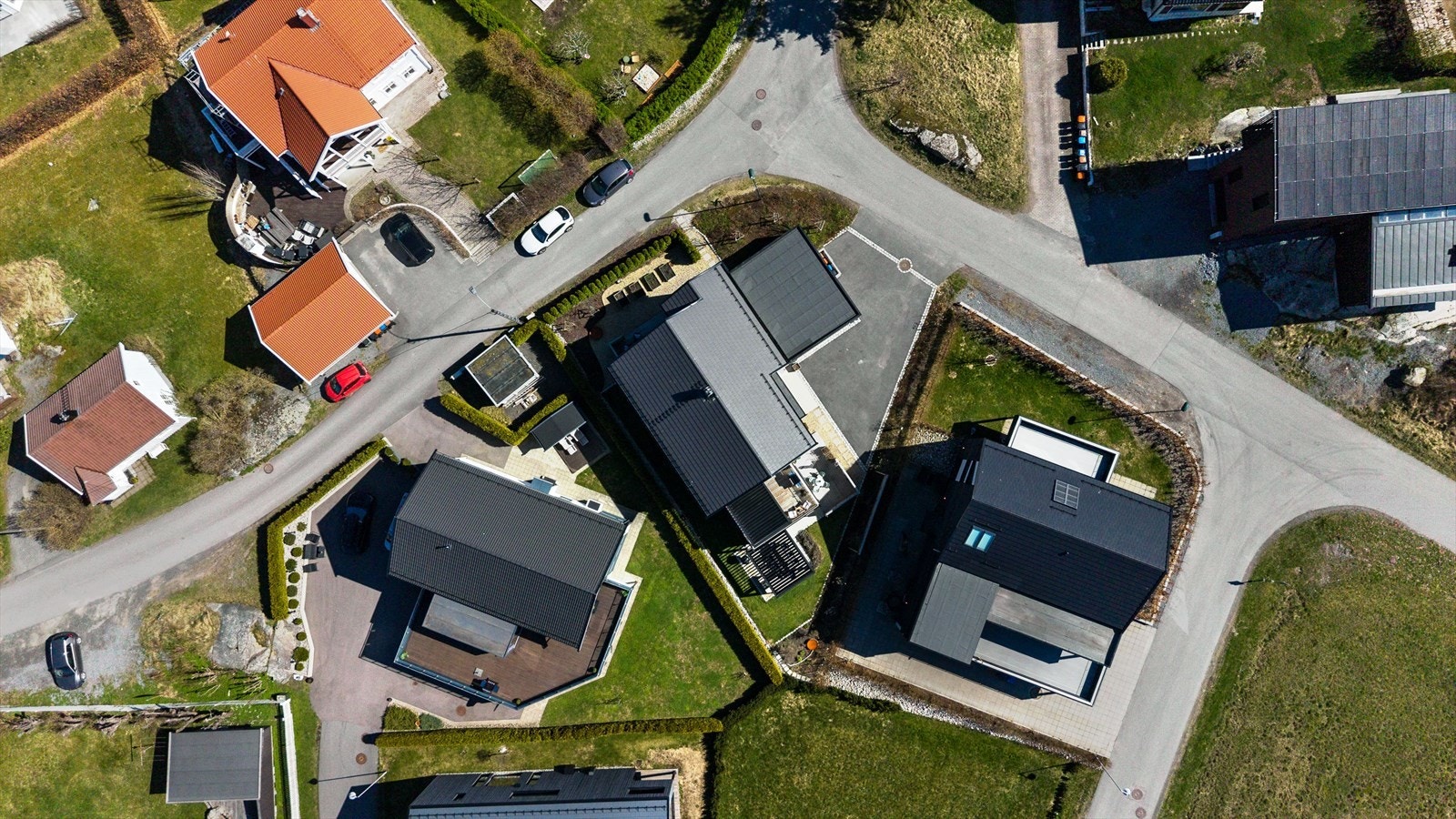 Boligen har en sentral, men likevel tilbaketrukket plassering i nabolaget. Galleribilde