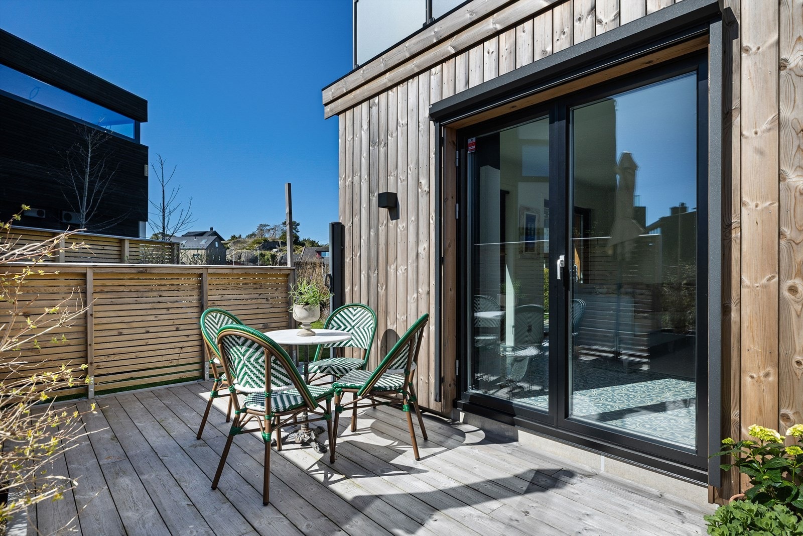 En lun og skjermet terrasse med utgang fra TV-stuen. Galleribilde