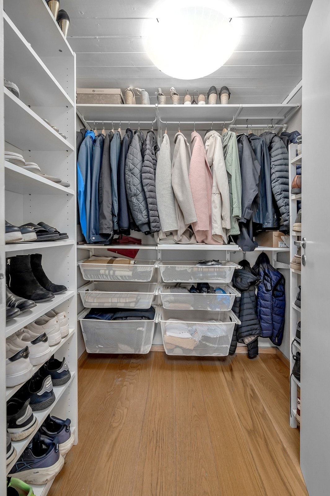 En av bodene er innredet som en praktisk walk-in-garderobe. Galleribilde