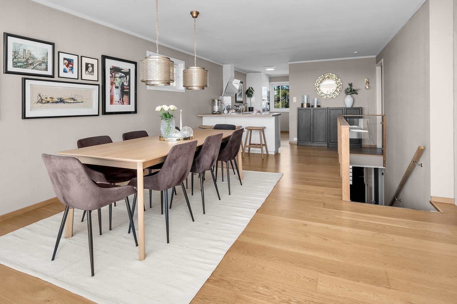 Spisestuen er et naturlig bindeledd mellom kjøkkenet og stuen, med god plass til langbord. Galleribilde