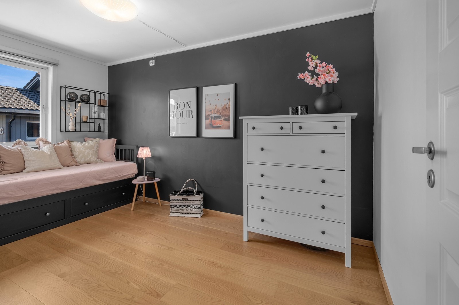 Soverom 2 i hovedetasjen, med parkett på gulvet og god plass til seng og møblement. Galleribilde