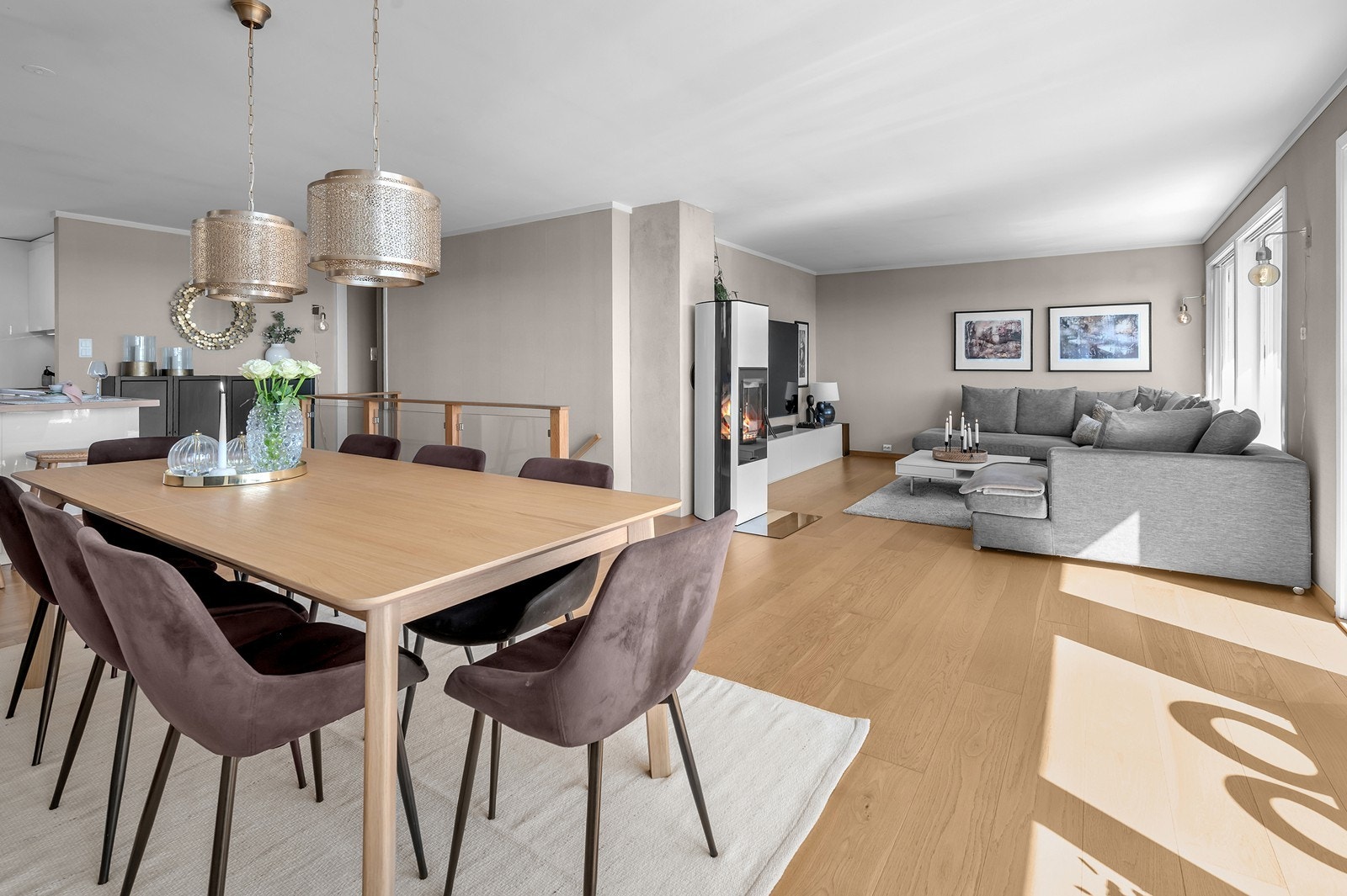 Stuen har god plass til både sofagruppe og spisebord, og er et allsidig rom for hele familien. Galleribilde
