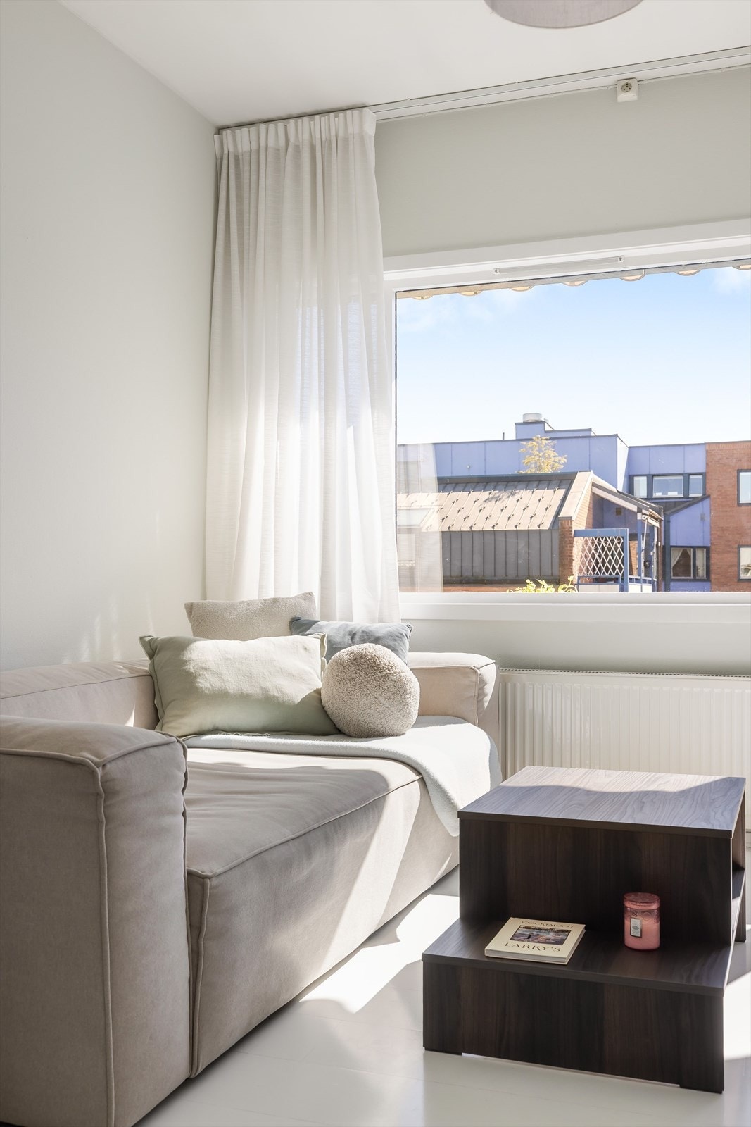 Leiligheten varmes hovedsakelig opp med fjernvarme til radiatorer. Galleribilde