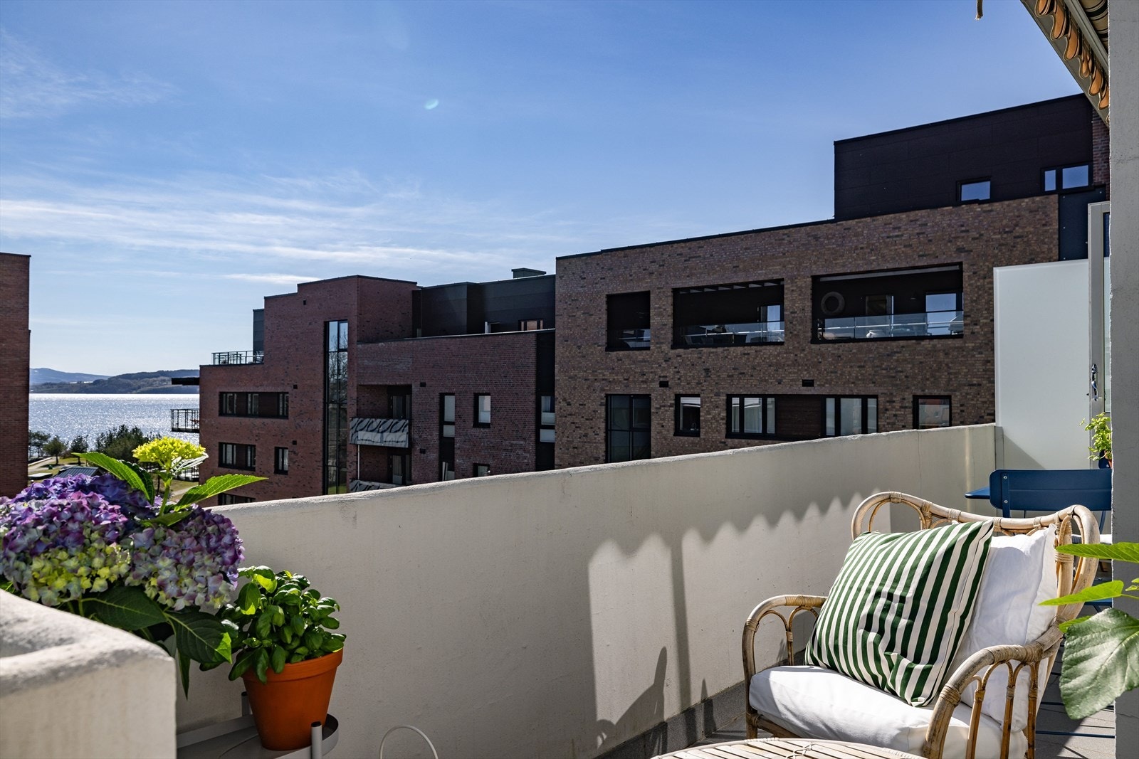 Leiligheten ligger i byggets 3. etasje og har en herlig balkong på ca. 11 m². Galleribilde