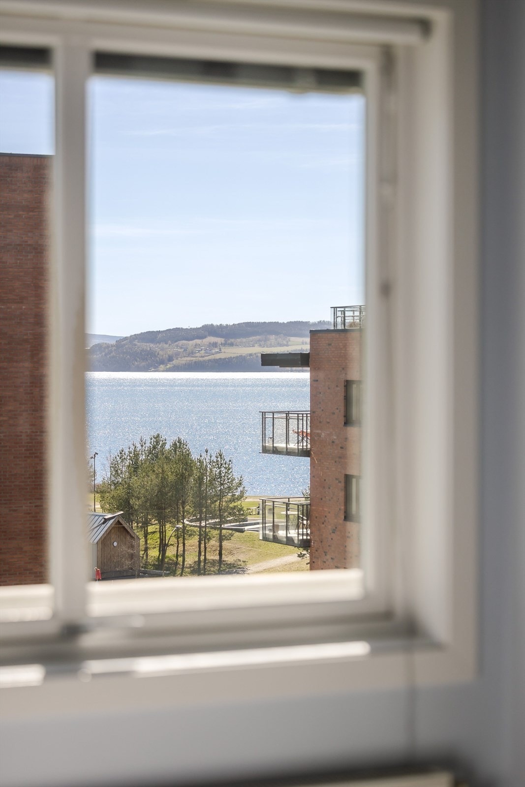 Selv fra soverommet er det flott utsikt ut mot Mjøsa. Galleribilde