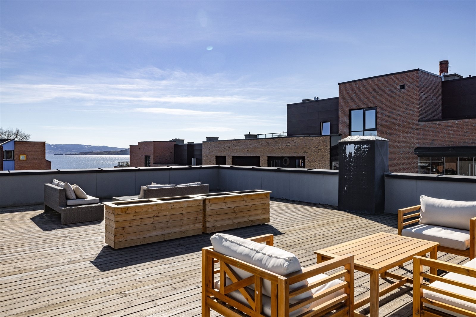 Stor, felles takterrasse med flere sittegrupper gir gode muligheter for sosialt samvær. Galleribilde