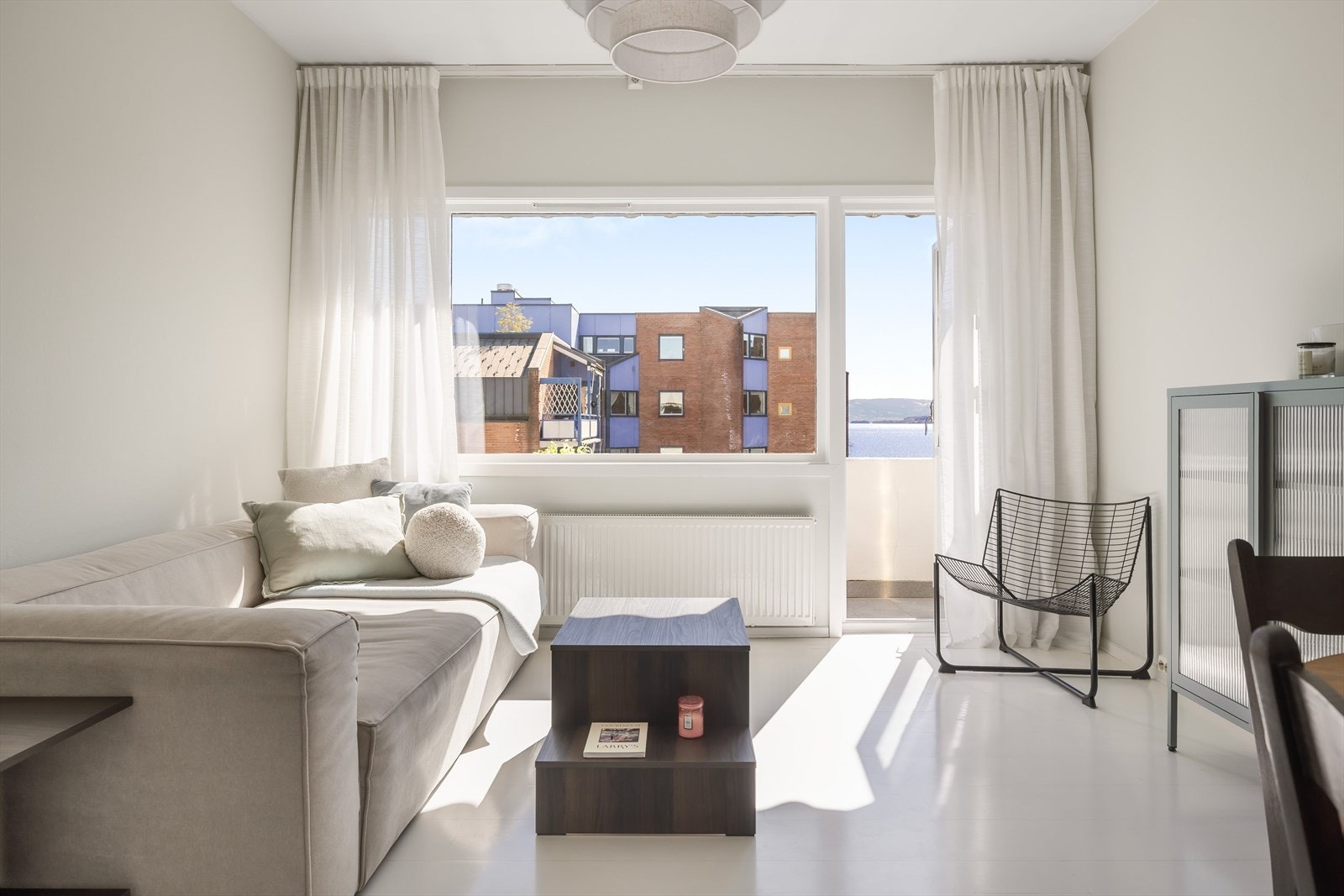 Lys og innbydende stue med utgang til balkong. Galleribilde