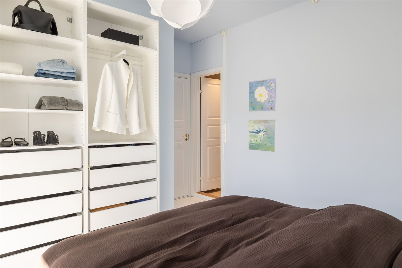 Det er satt inn en romslig og praktisk garderobeløsning. Fra rommet er det direkte adkomst til badet. Galleribilde