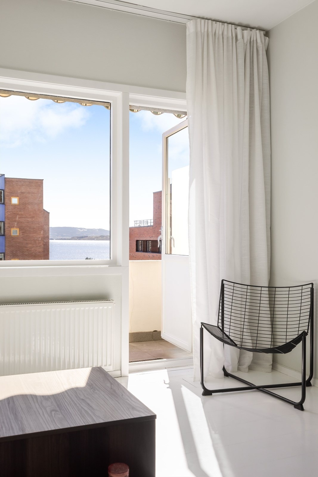 Via vindu og terrassedør slippes godt med naturlig lys inn i rommet. Galleribilde